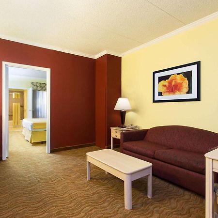 מלון Baymont By Wyndham Tampa Near Busch Gardens מראה חיצוני תמונה