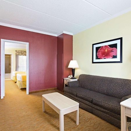 מלון Baymont By Wyndham Tampa Near Busch Gardens מראה חיצוני תמונה