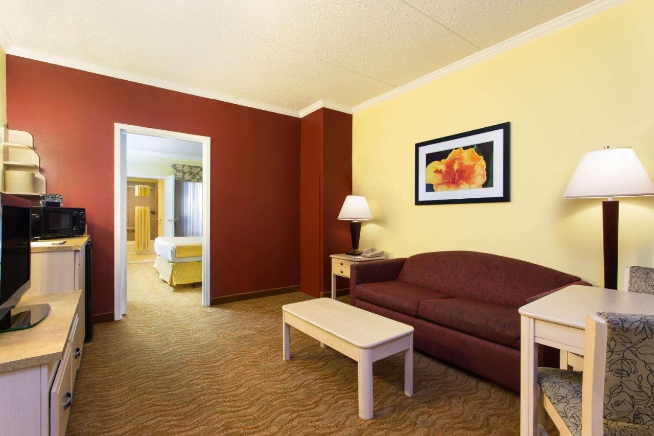 מלון Baymont By Wyndham Tampa Near Busch Gardens מראה חיצוני תמונה