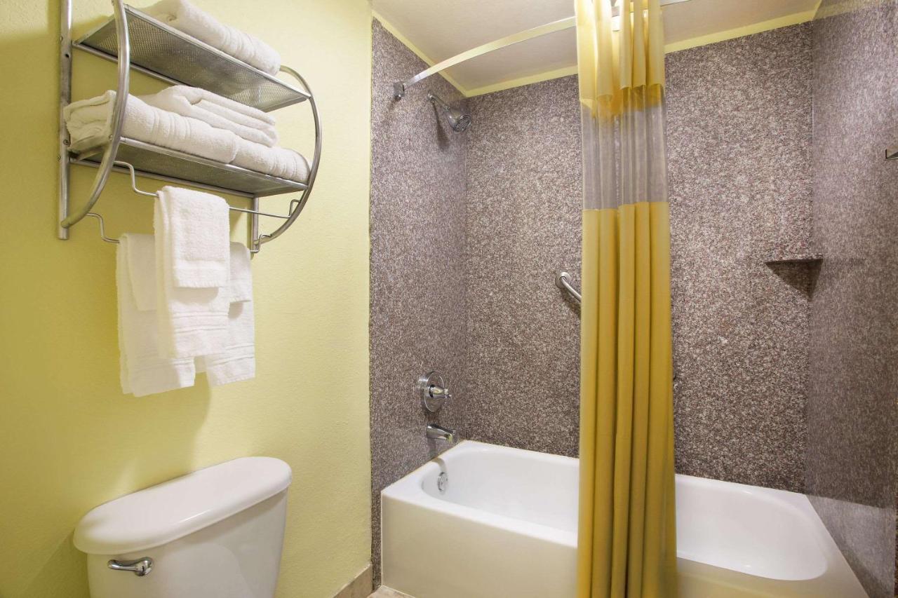 מלון Baymont By Wyndham Tampa Near Busch Gardens מראה חיצוני תמונה