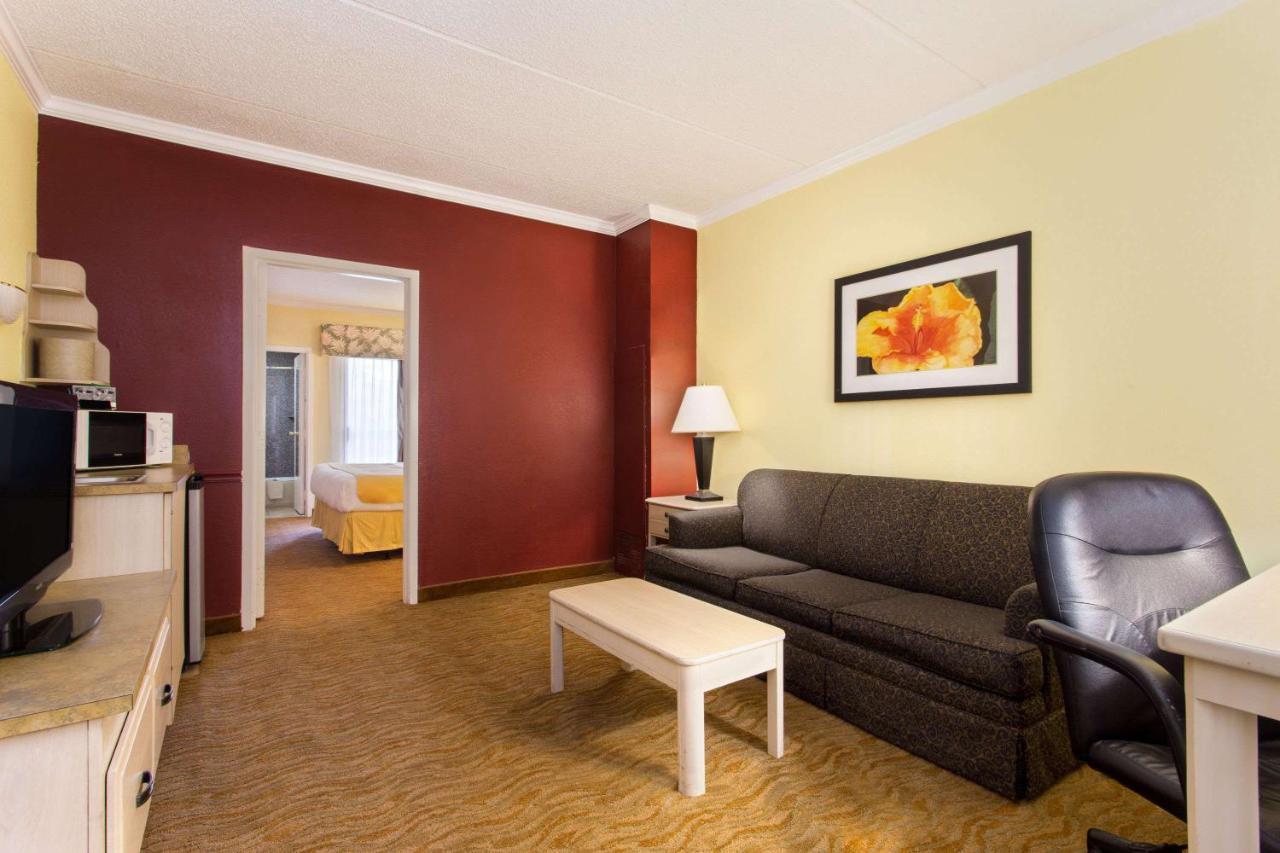 מלון Baymont By Wyndham Tampa Near Busch Gardens מראה חיצוני תמונה