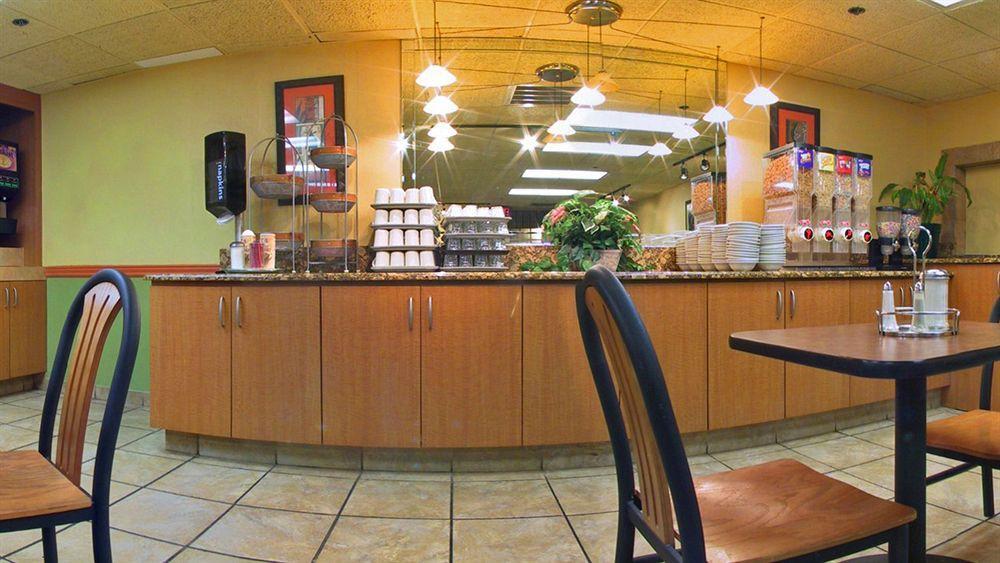 מלון Baymont By Wyndham Tampa Near Busch Gardens מראה חיצוני תמונה