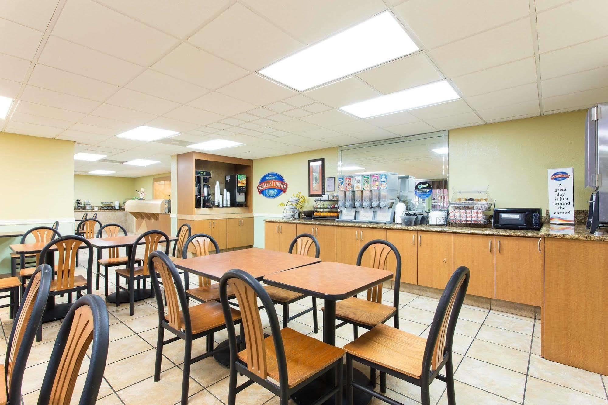 מלון Baymont By Wyndham Tampa Near Busch Gardens מראה חיצוני תמונה