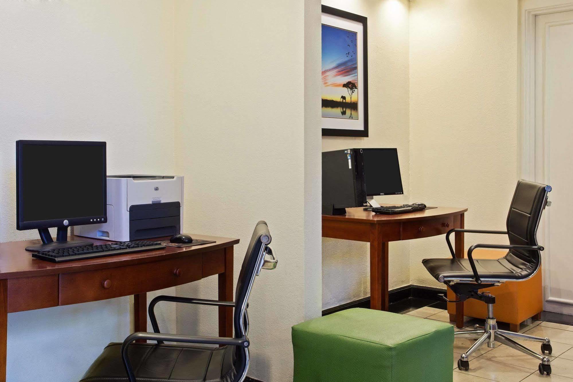 מלון Baymont By Wyndham Tampa Near Busch Gardens מראה חיצוני תמונה