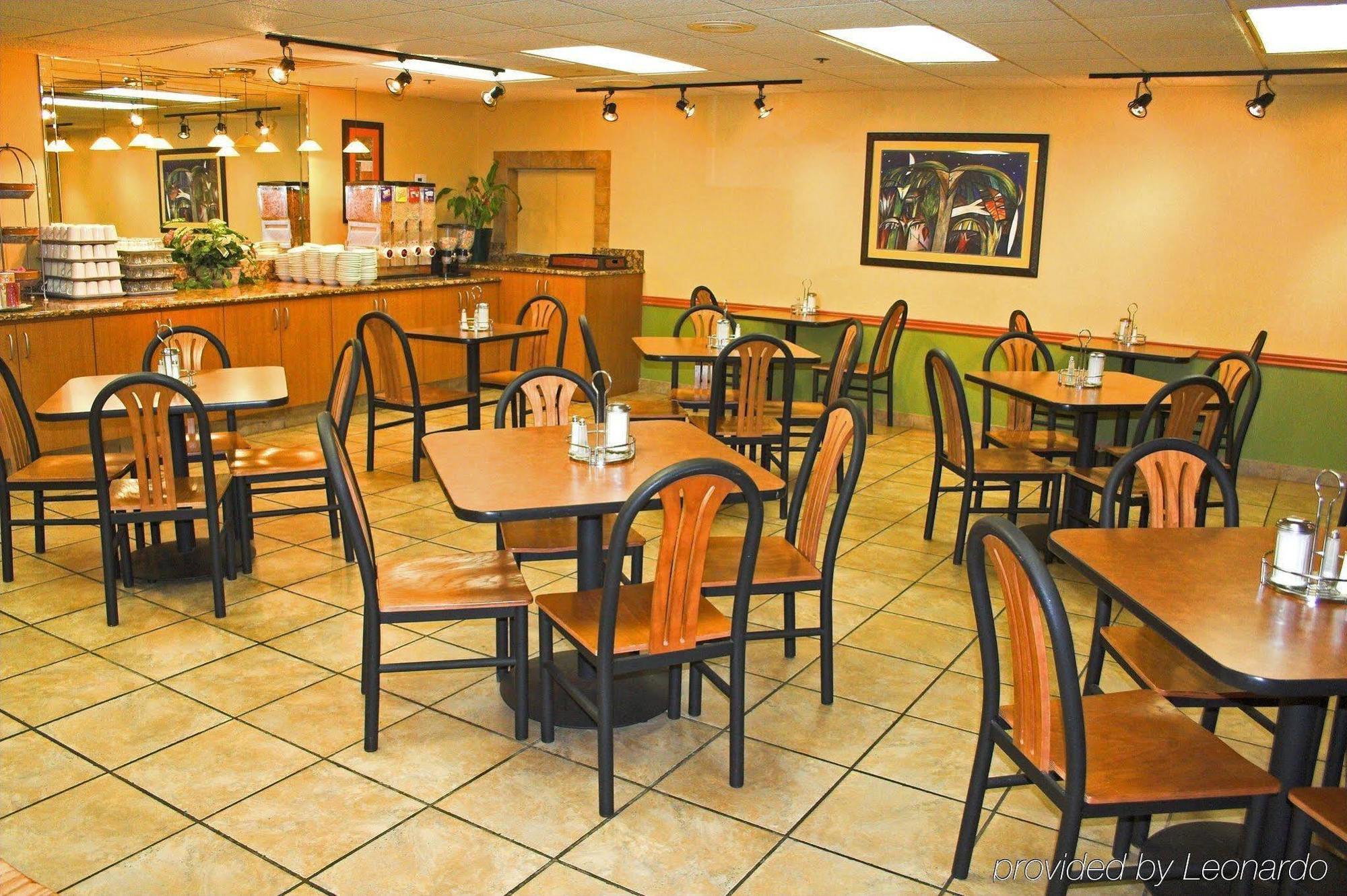 מלון Baymont By Wyndham Tampa Near Busch Gardens מסעדה תמונה