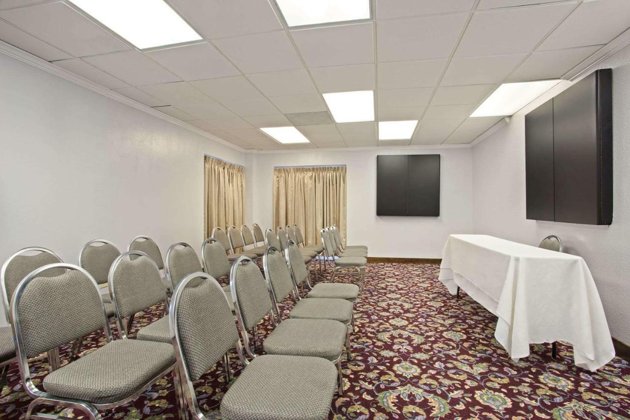 מלון Baymont By Wyndham Tampa Near Busch Gardens מראה חיצוני תמונה