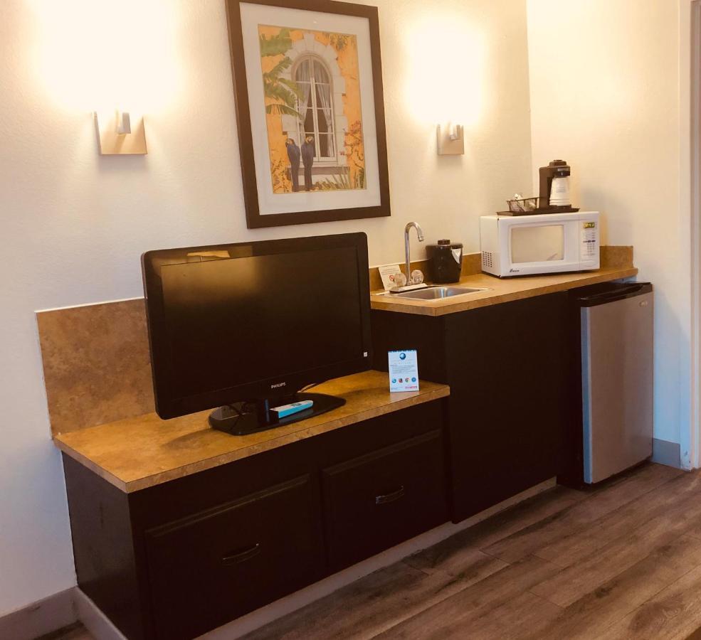 מלון Baymont By Wyndham Tampa Near Busch Gardens מראה חיצוני תמונה